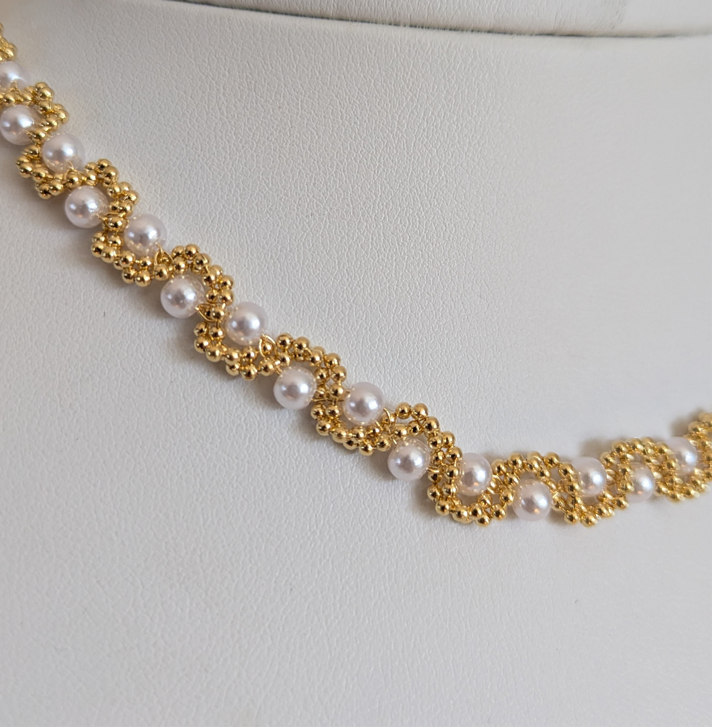 Stylish pearl choker necklace