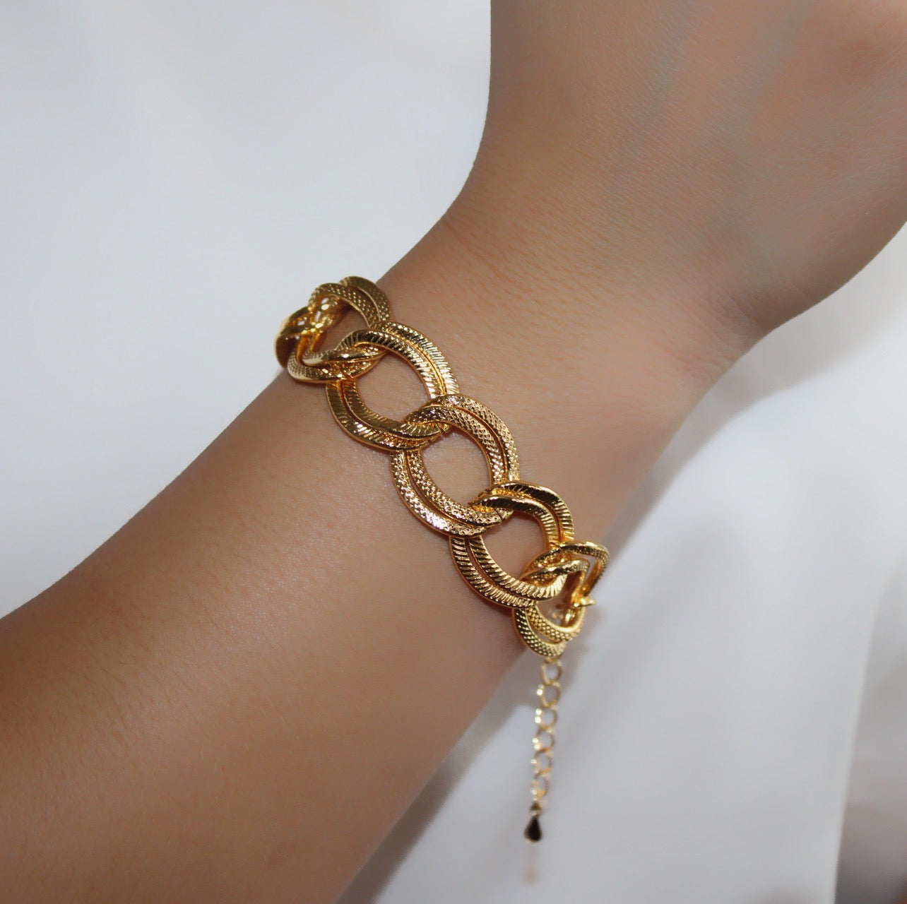 Elegant links bracelet