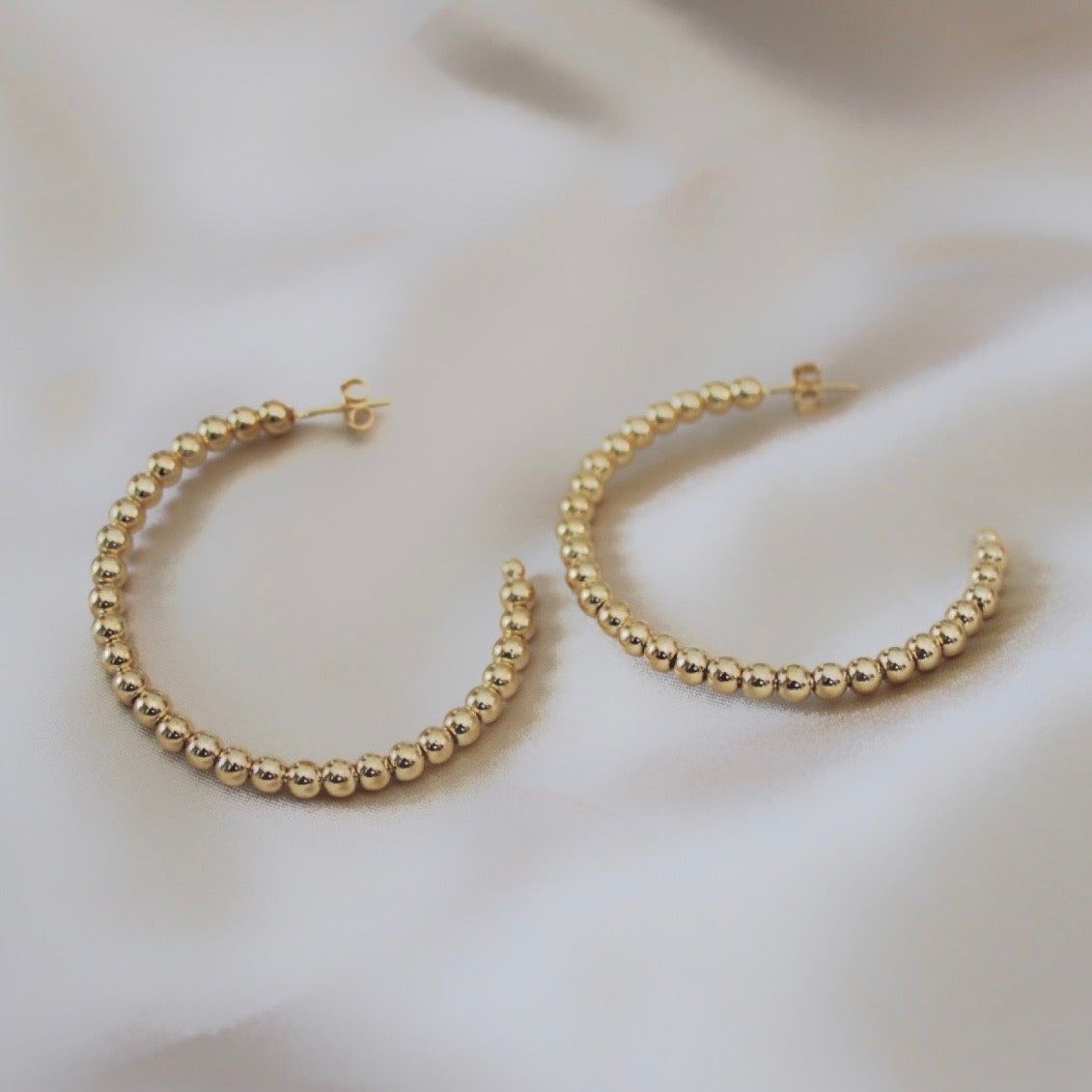 Spheres hoop earrings