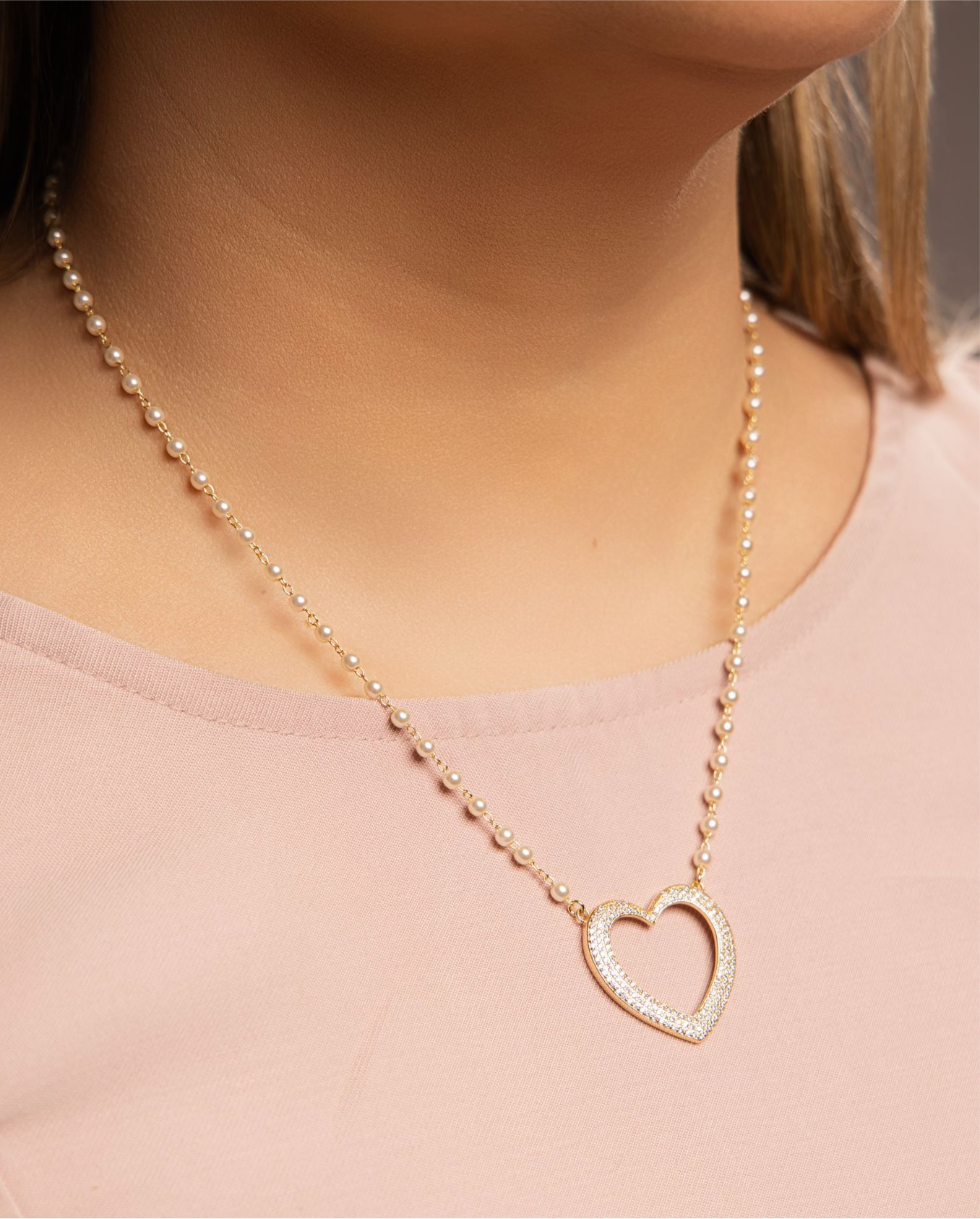 Pearl necklace with heart