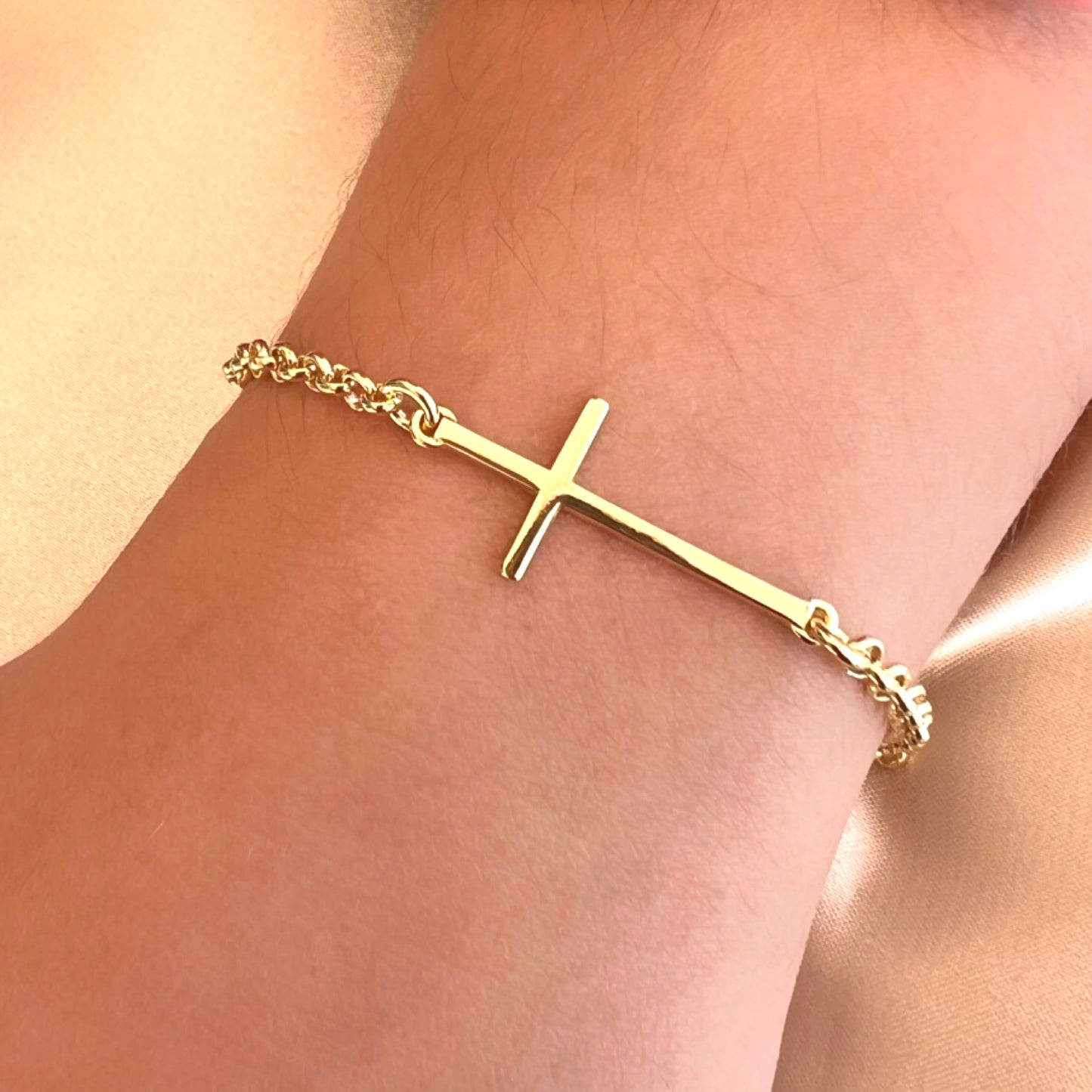 Cross bracelete 18k gold plated
