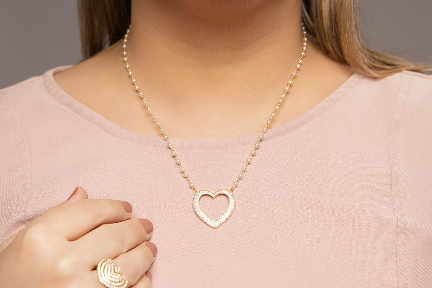 Pearl necklace with heart