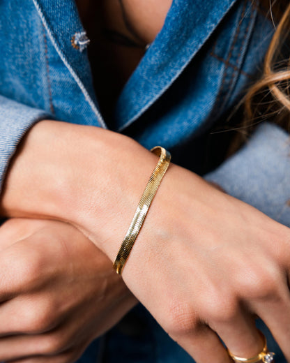 Pulseira com Corrente Flat Dourada